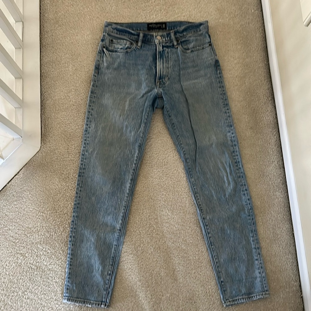 Men’s Abercrombie 90s Slim Medium Wash Denim. Size 30 x 30.